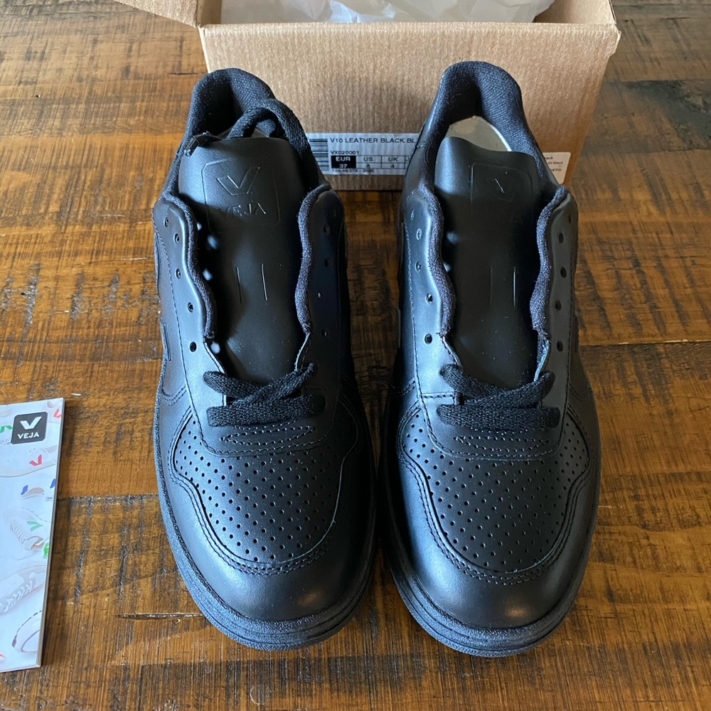 BNIB Veja V-10 Sneaker in All Black 37